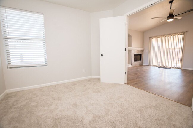 Building Photo - 4 Bedroom, 2 Bath, Split Floor Plan, 2 Car Garage, Central A/C