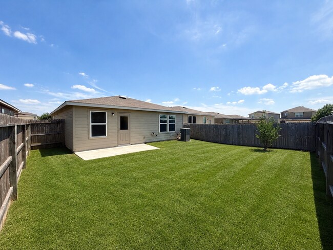 Building Photo - Beautiful 3 bedroom, 2.5 bathroom with an office in a prime New Braunfels location!
