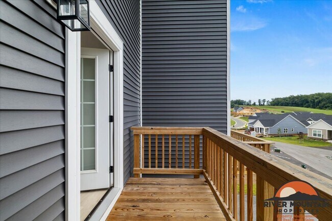 Building Photo - Spacious Townhome with Garage and Bonus Space in Blacksburg