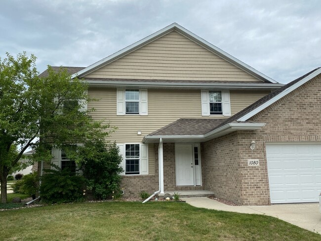 Building Photo - Duplex in Howard or Green Bay