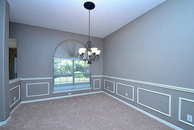 Building Photo - 4611 Silverlake Dr