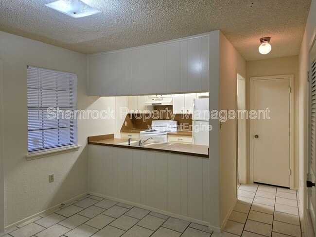 Building Photo - 911 Lancelot Cir