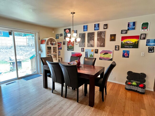 Building Photo - Pet Friendly Home Close to Everything
