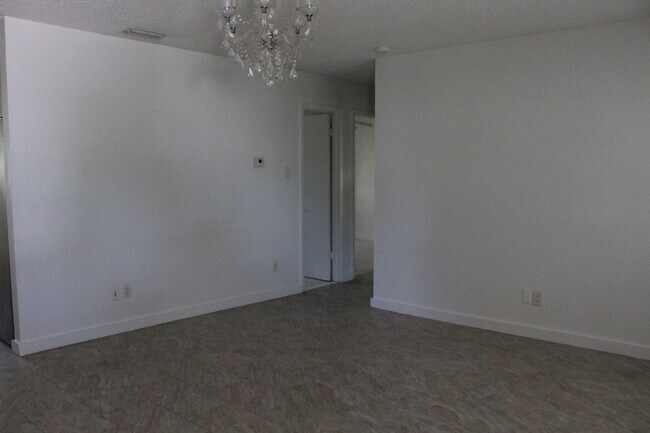 Building Photo - 3 Bedroom/2 Bath Home