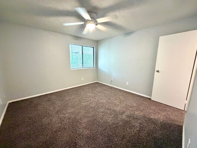 Building Photo - Beautifully Remodeled | 1 Bed · 1 Bath | Pet Friendly