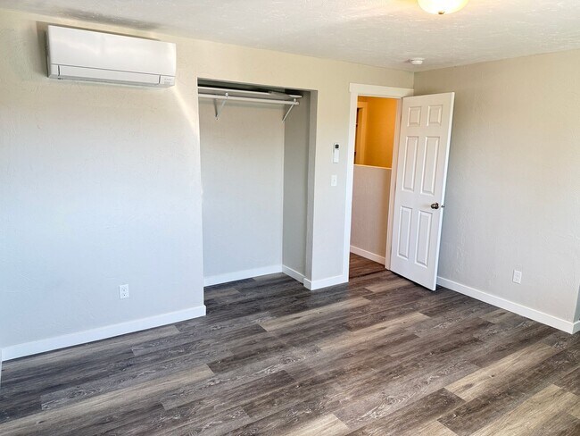 Building Photo - New 2 bed 1 1/2 bath duplex in Springfield!