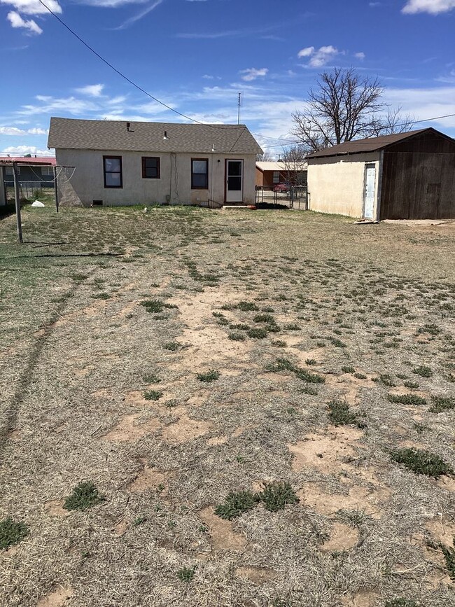 Building Photo - Fresh and Brightly Updated 2 Bedroom!  Pets welcome!