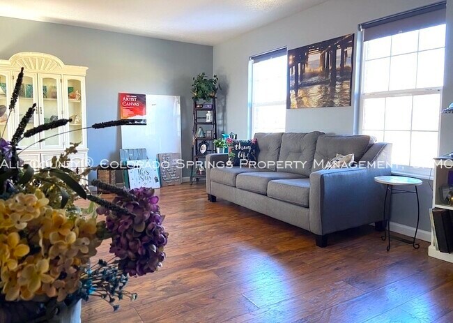 Building Photo - 5020 Wainwright Dr