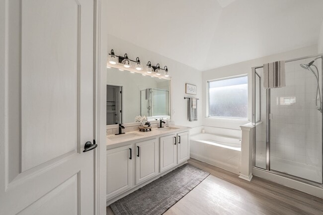 Building Photo - 3bed/2bath Cozy Chic with Backyard Oasis