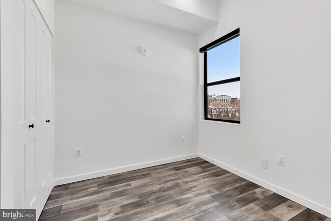 Building Photo - 506 H St NE