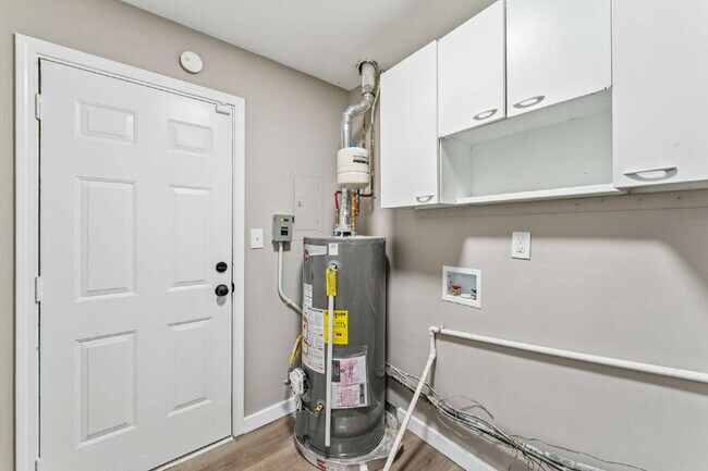 Building Photo - Beautifully renovated 5-bedroom, 2 full bath home ready for move-in!  1st month's rent is FREE!*