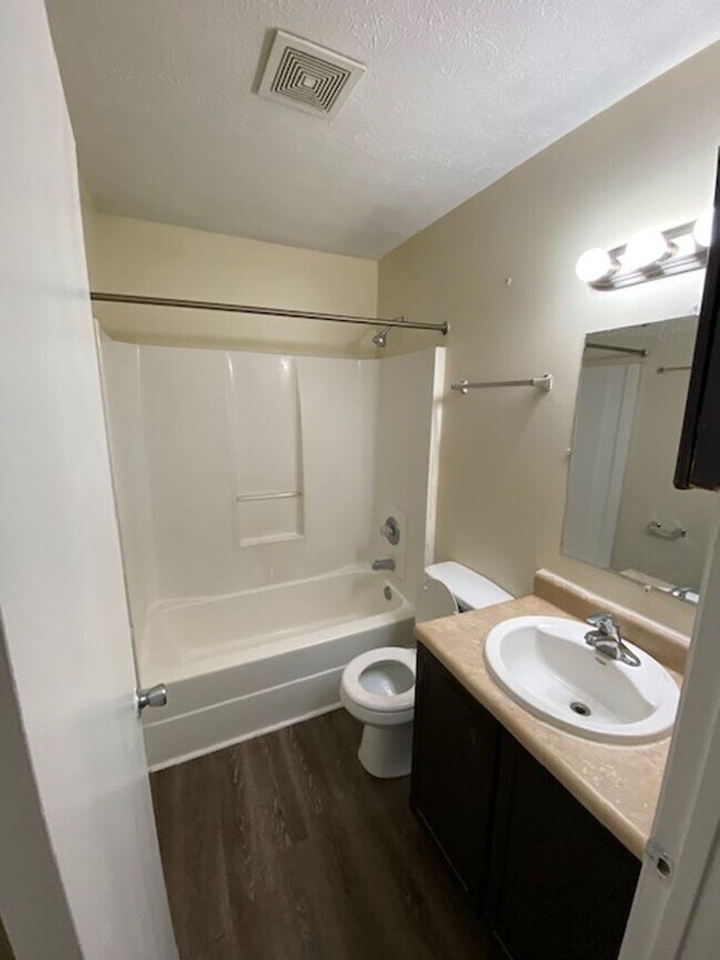 Building Photo - 3 Bedroom with 1 - !/2 Baths