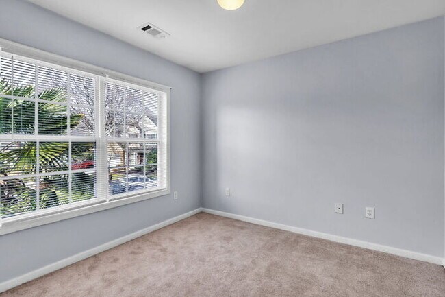 Building Photo - Spacious 4BR Home w/ Screened Porch, Fenced Yard & Great Location