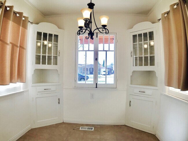 Building Photo - SFM Remodeled Home In Glendale with a Large Backyard.