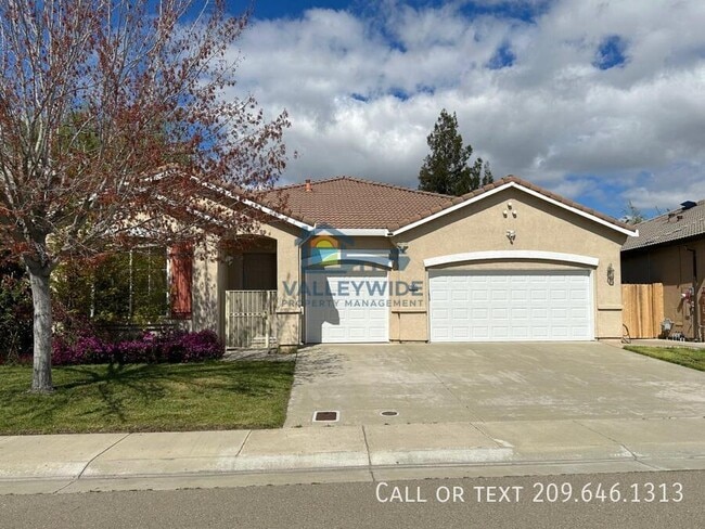 Building Photo - 2555 Crestmore Cir