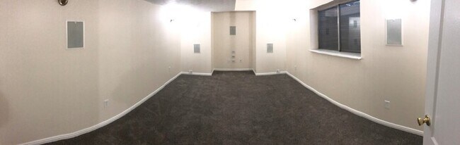 Building Photo - Spacious Sandy Rambler w 2 car attached