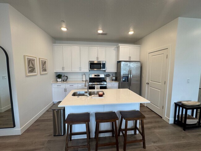 Building Photo - 5801 S Garnet Dr