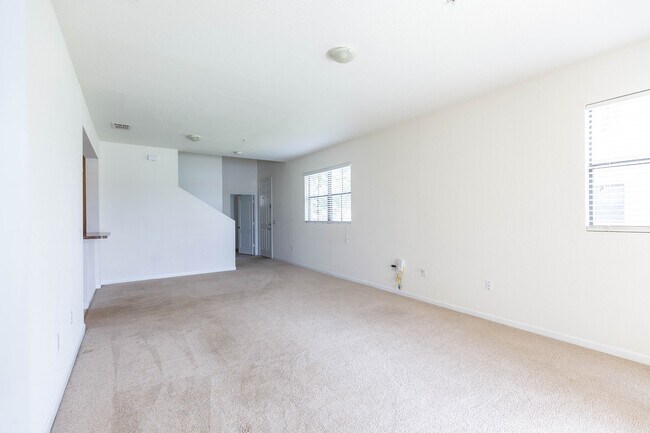 Building Photo - Beautiful spacious 4 bedroom, 2.5 bathroom townhome!