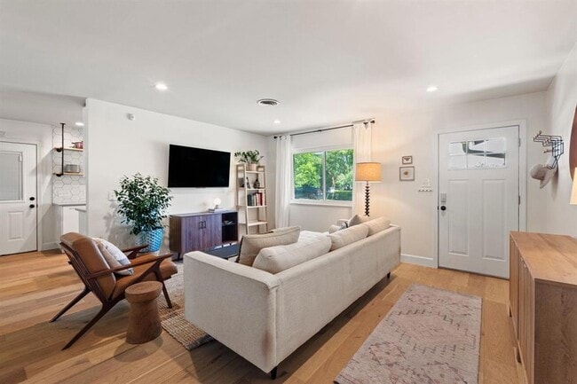 Building Photo - 3207 Carol Ann Dr