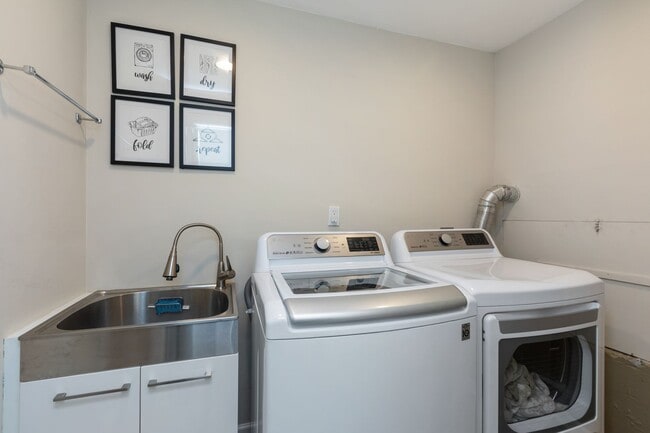 Building Photo - Beautiful 4 Bedroom Home in Richmond