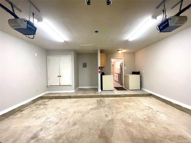 Building Photo - 703 Twin Oak Trail