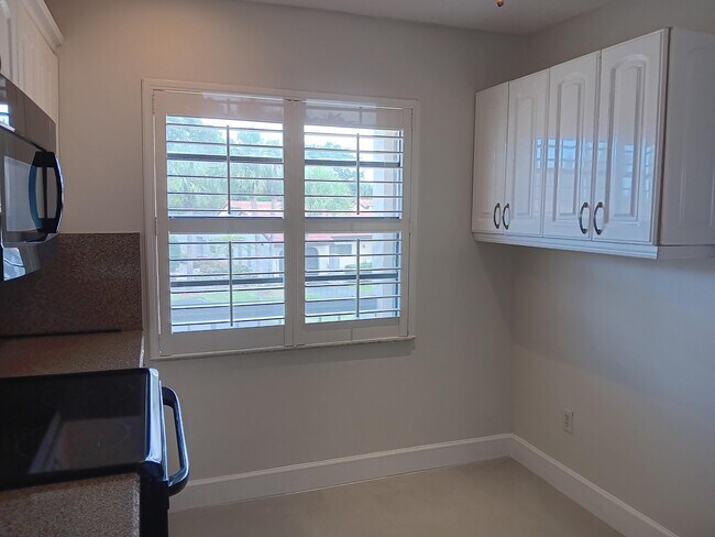 Building Photo - 8045 Eastlake Dr