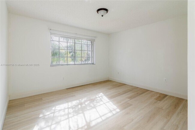 Building Photo - 4670 SW 154th Pl
