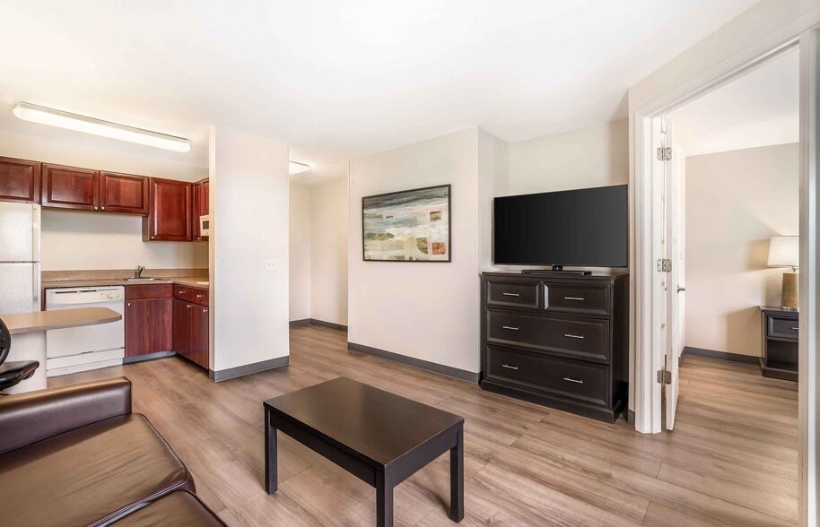 Building Photo - Furnished Studio-Tampa - Airport - N. Westshore Blvd.