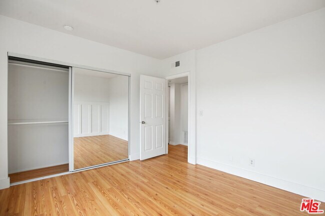 Building Photo - 1059 S Sherbourne Dr