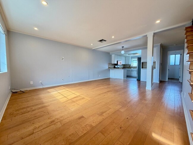 Building Photo - 2 Bed / 2.5 Bath Tri-Level Townhome – Gated Community in North Redondo Beach (Torrance PO)