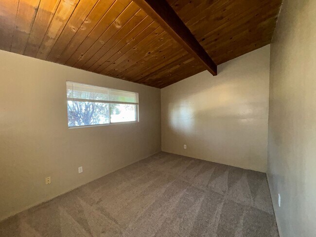 Building Photo - Spacious home near Bakersfield College & Bluffs!