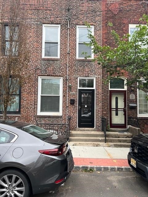 Building Photo - 587 Gregory Ave