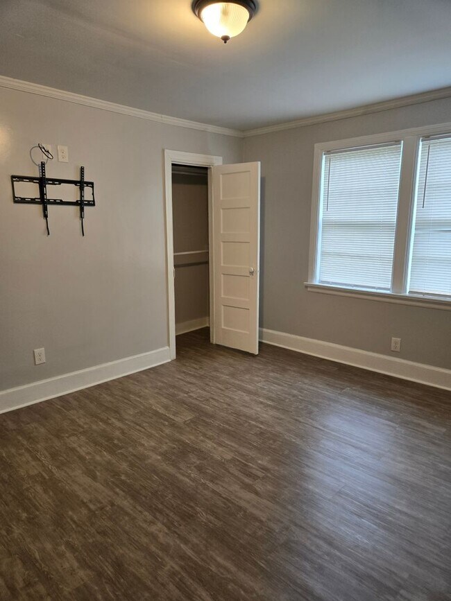 Building Photo - 4 Bedroom; 2 Bath home with Central Heatin...