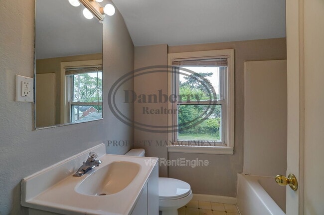 Building Photo - 1017 Searles Rd