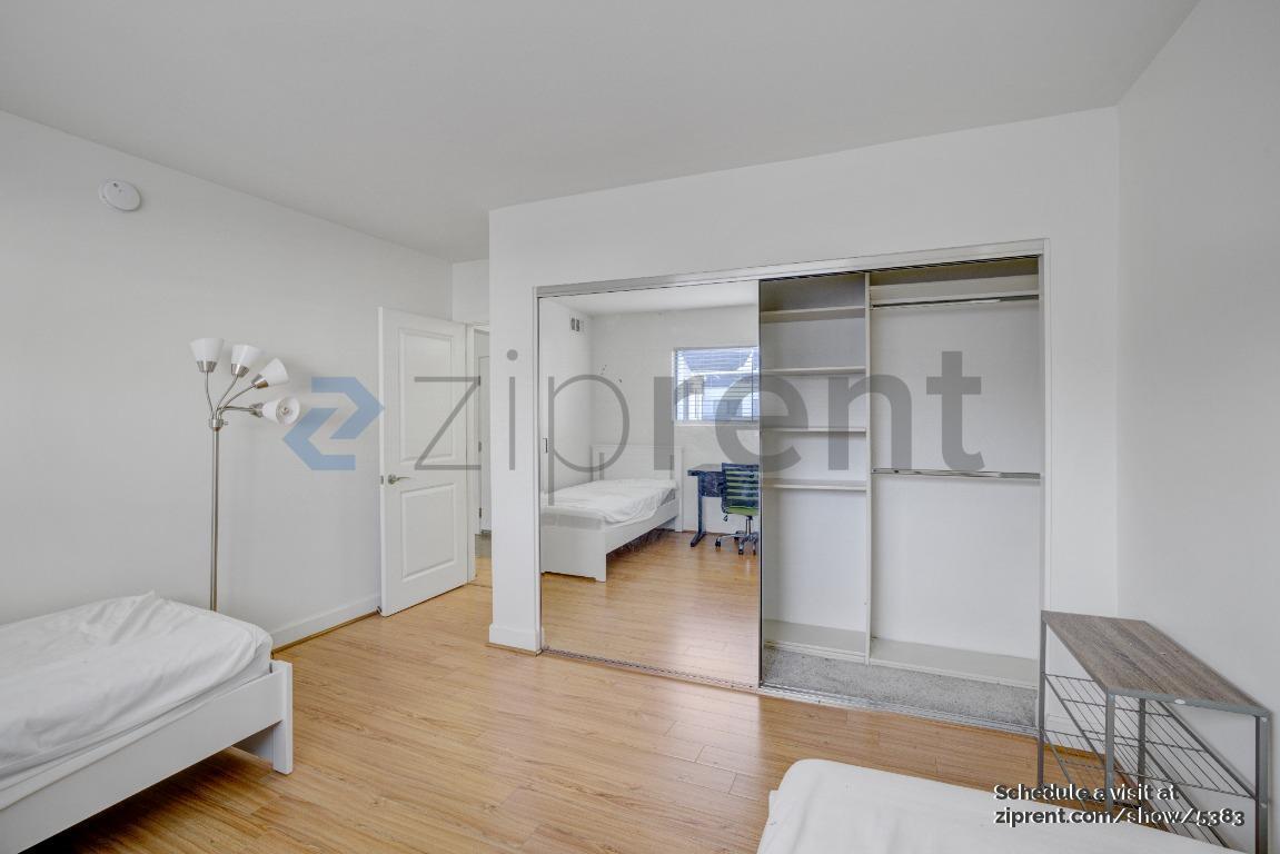 Building Photo - 10982 Roebling Ave