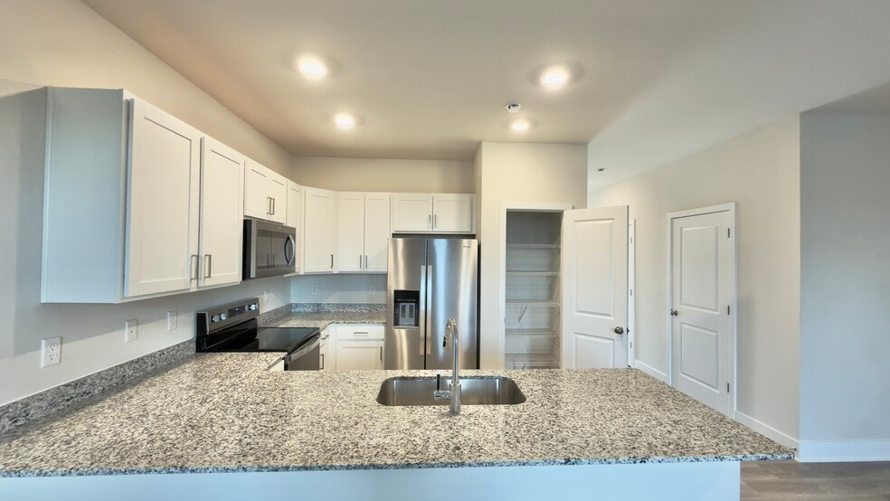 Kitchen - 106 Hopi Pl