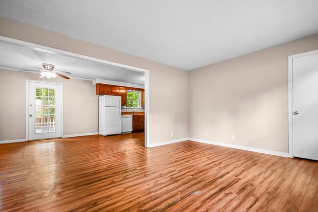 Building Photo - Three Bedroom with Basement!