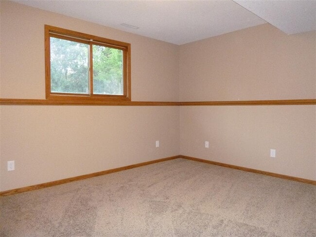Building Photo - 4Bdrm-3bath Split NW Rochester