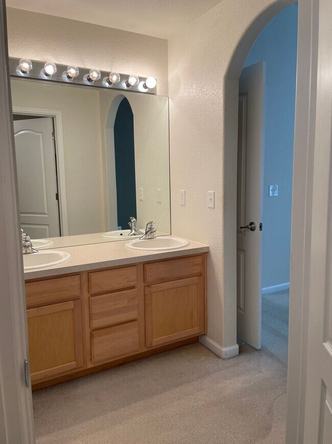 Building Photo - 2 bed/2 bath 2nd-floor condo in Lakeshores at Centerra.