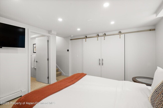 Building Photo - 250 S Original St