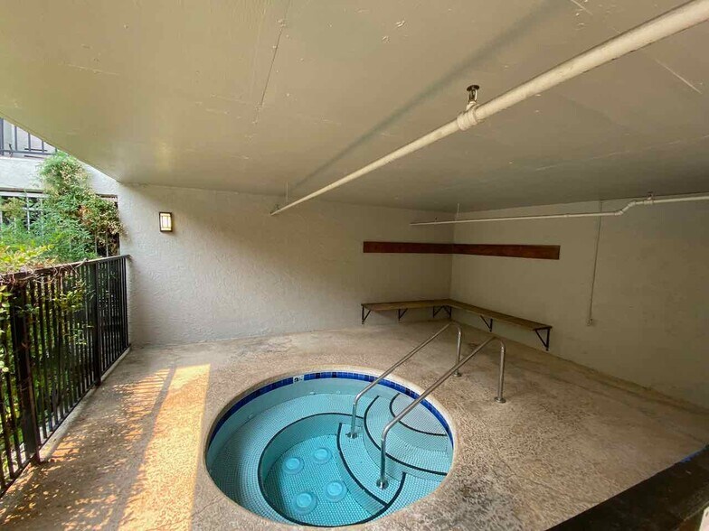 Relaxing community spa - 3183 Wayside Plz