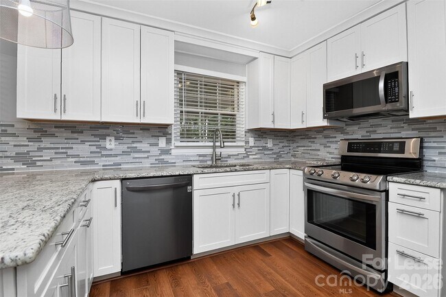 Building Photo - 2438 Knickerbocker Dr