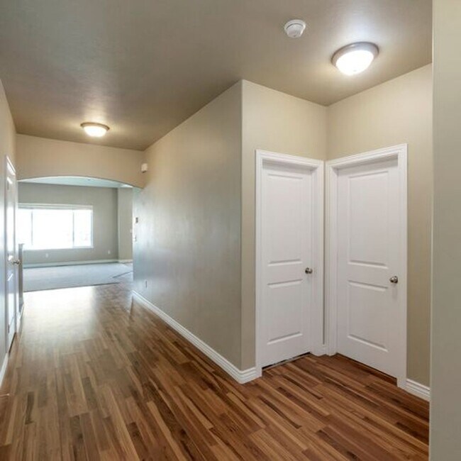 Building Photo - 1848 Woodview Dr W