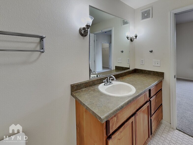 Building Photo - 3854 S Dayton Way