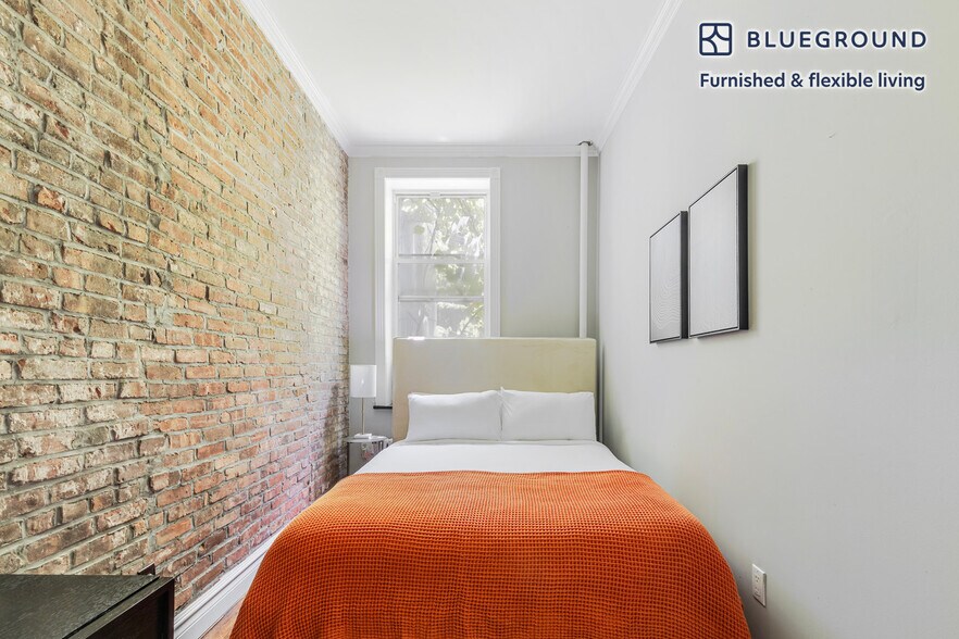 Building Photo - 562 Hudson St