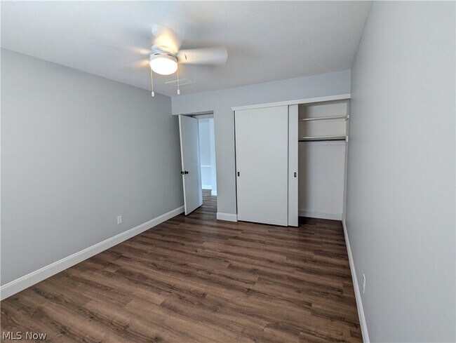 Building Photo - 6920 Carriage Hill Dr