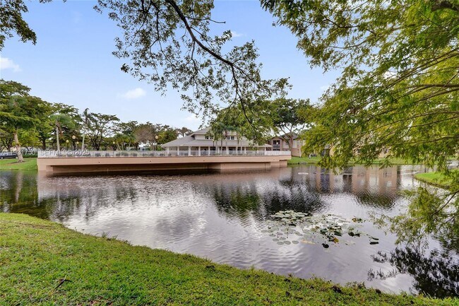 Building Photo - 9833 Westview Dr