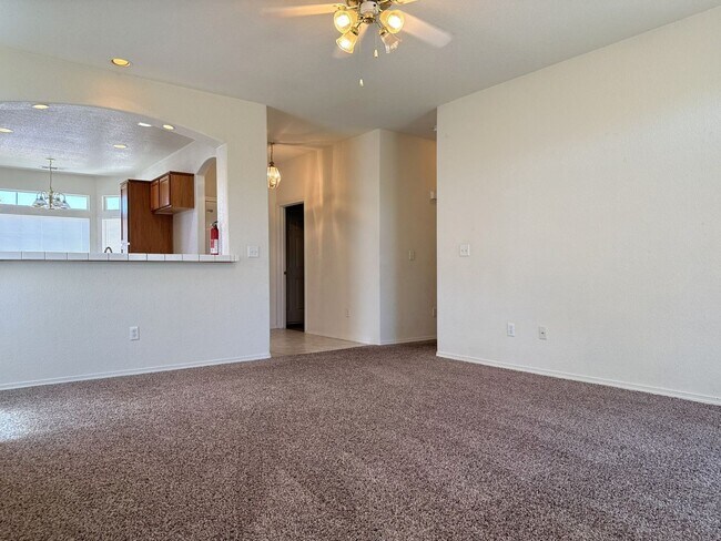 Building Photo - Move in Ready 3/2