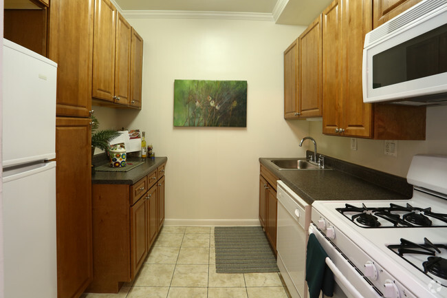 Mid-rise renovated kitchen - The Glens on Battery Lane