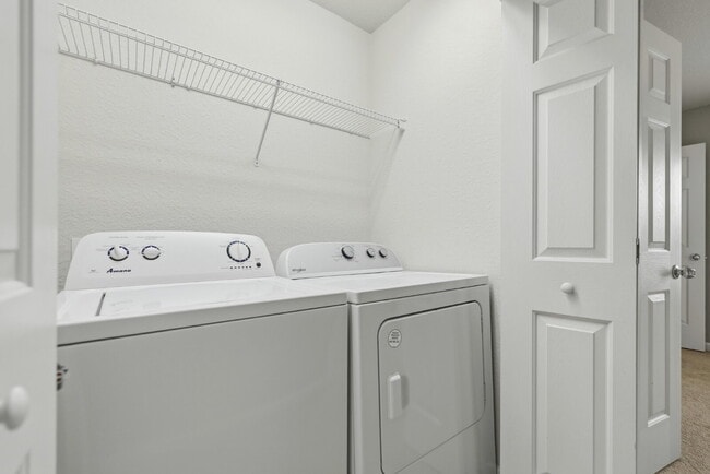 Building Photo - **Beautiful 2 Bd 2 1/2 bath Corner unit in Wynchase!!NO APPLICATION FEES